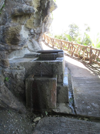 ヌクの湧き水全景・水溜3段