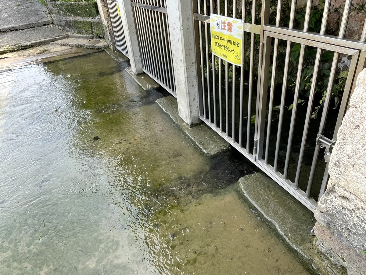 貯水槽から貯水池へ水が流れ込む
