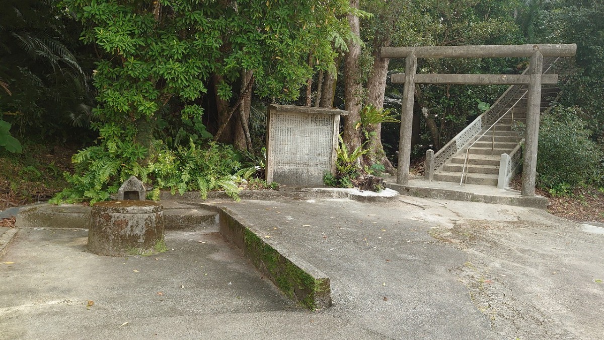 移設されたカーとお宮へ向かう階段