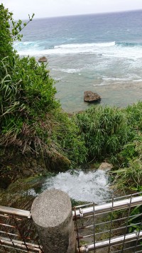 慶座地下ダムから越流した水がギーザバンタから海へ流れる
