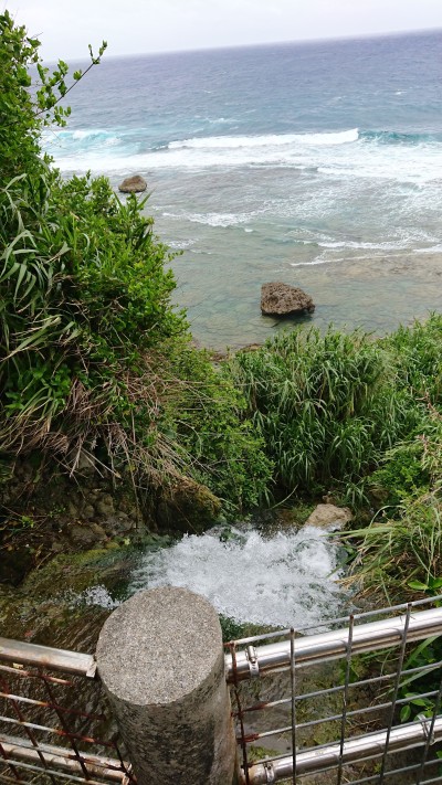 慶座地下ダム越流水