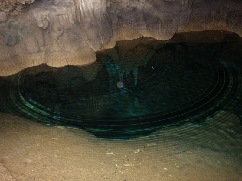 洞窟湖水面