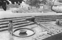 中央奥に見える建物は精米所
右側に見える建物はユーフルヤー（銭湯）