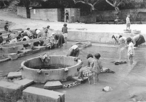 靴を洗う女の子、洗濯を手伝う女の子