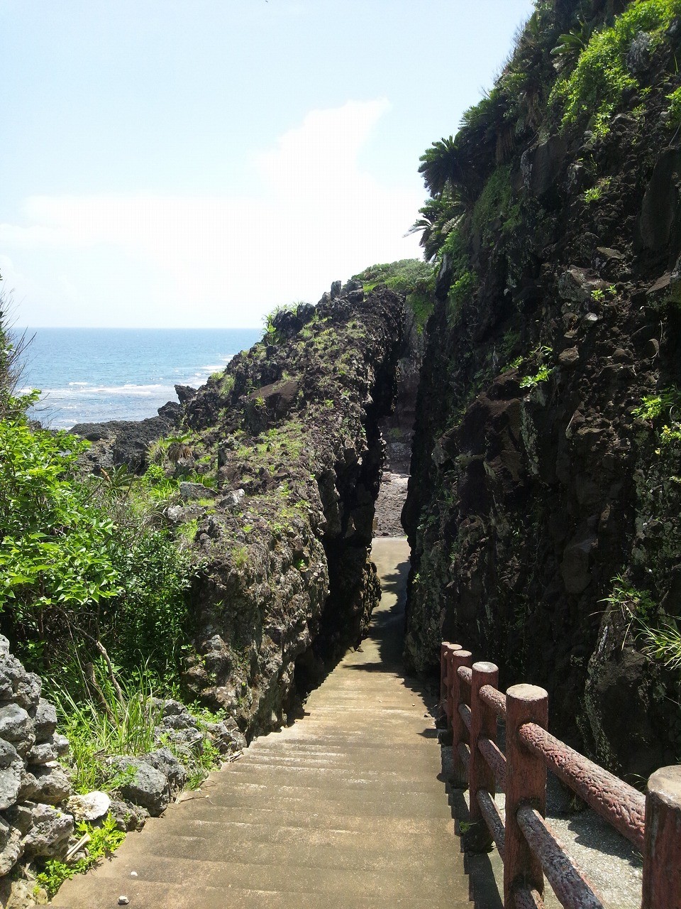 ヤマトゥガーへ向かう細い階段